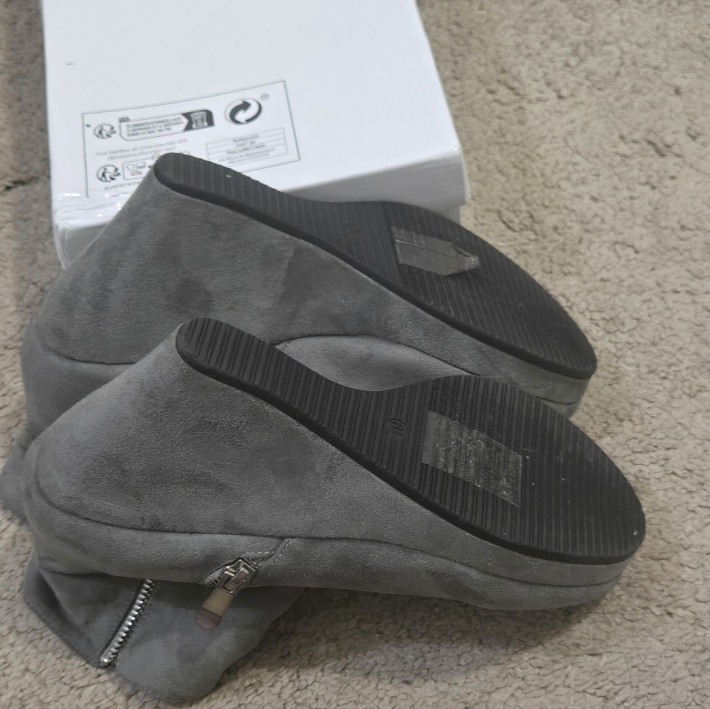 Women Shoes - Picture 4 of 5
